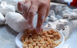 Xem người Hà Nội làm bánh trôi, bánh chay trong Tết Hàn thực